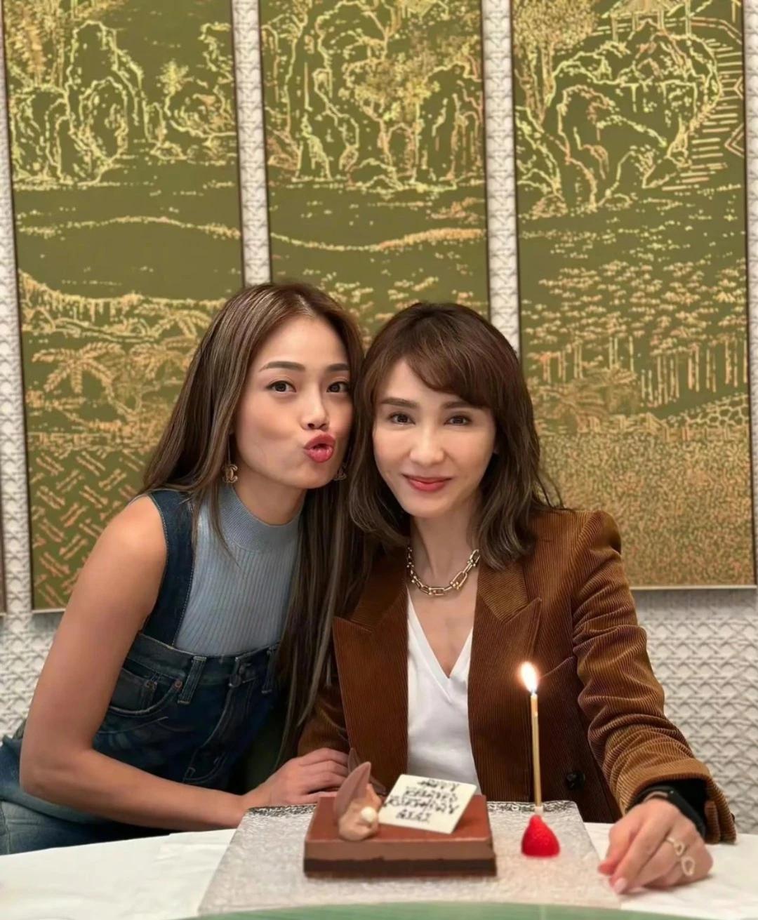 黎姿的脸现在咋回事啊，连容祖儿都比不过了，想当年她可是亚洲小姐的冠军呢！现在动得
