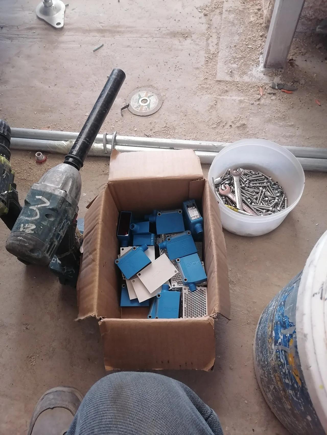 大家好，我是水电工星仔，工期延后，又得到过年才能回去了，这两天在装光眼，一天一盒