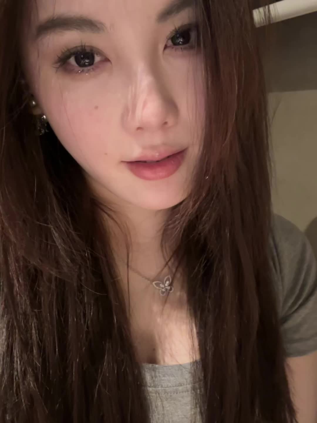 她有一种奇怪的饱经世故的天真