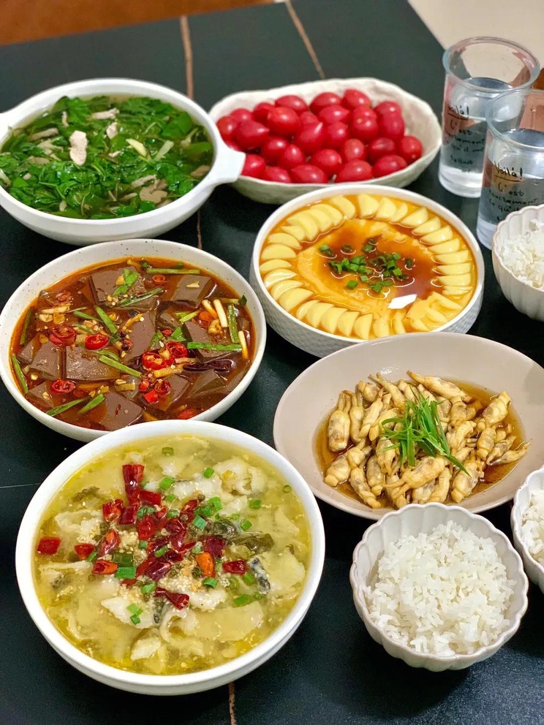 哪个地方的晚餐美食饭菜更好丰盛！

图一：四川家庭共进晚餐的饭菜
图二：浙江家庭