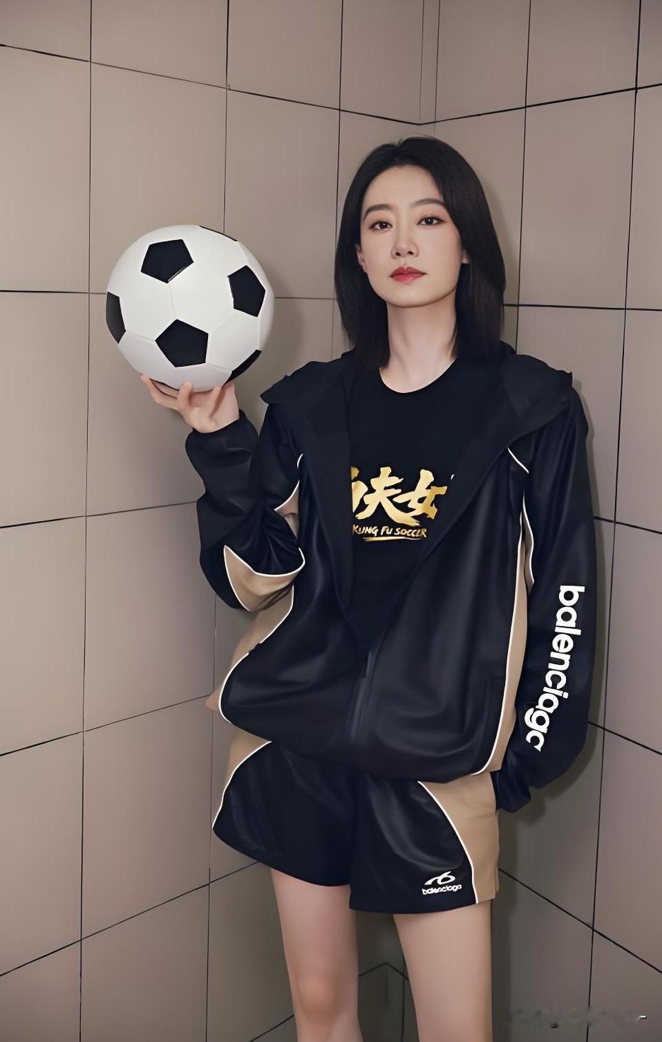 《功夫女足》最大赢家，

就是零片酬出演的张小斐，

别看她明面上是分币没挣，可