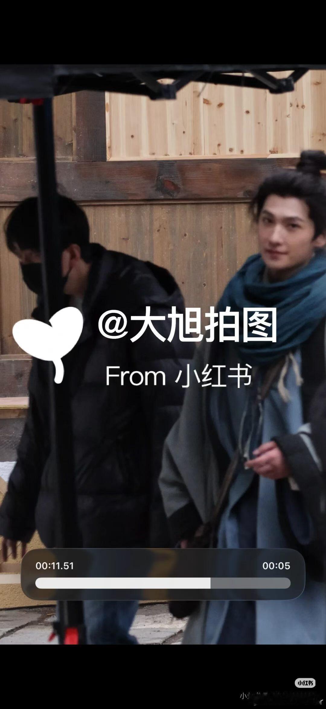 杨洋的手好肿到底要干啥啊，手都肿成这样了😭骨折没好就拆夹板拍戏，这剧组是疯了吗