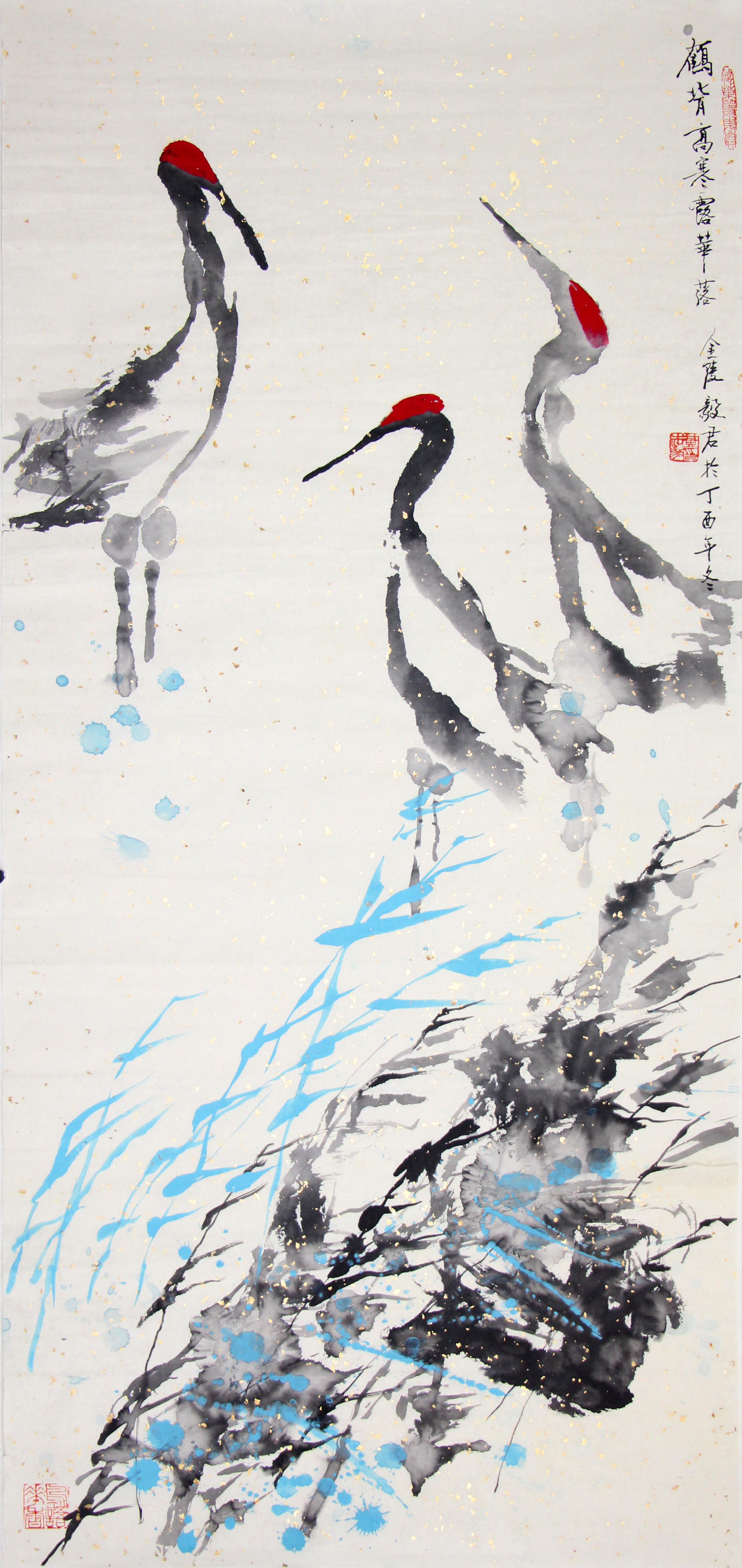 《金箔点寒，鹤立幽境》水墨为底，金箔为霜，蓝草为风，丹顶鹤立成诗。三只鹤以写意笔