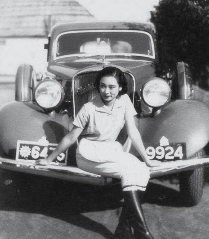 1924年，16岁的胡蝶回到了上海。原本她考进了务本女中，是个正经的好学生。可家