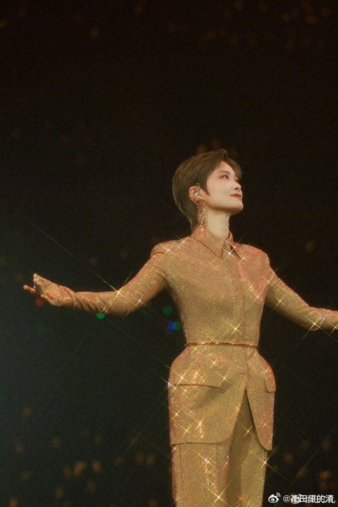 无间道导演刘伟强来看李宇春演唱会 两位老友又在演唱会现场碰面了，刘伟强导演坐在台