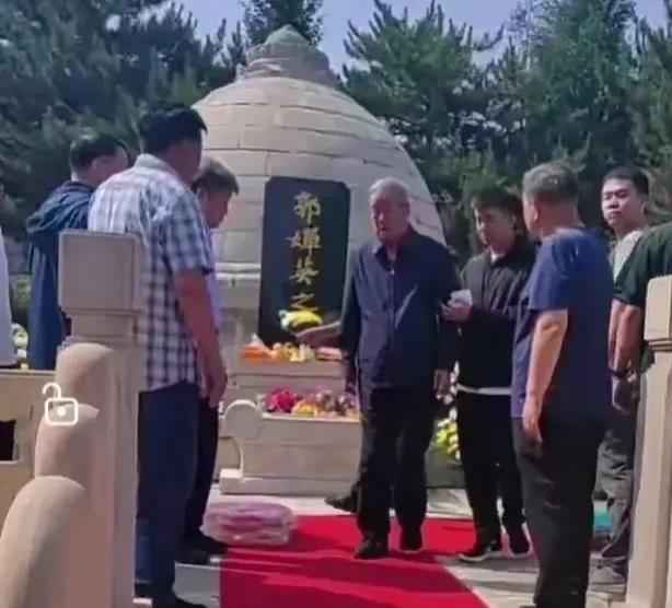 白发将军归故里，一抔黄土寄深情
 
白发苍苍的傅全有上将，回到老家为妻子郭婵英扫