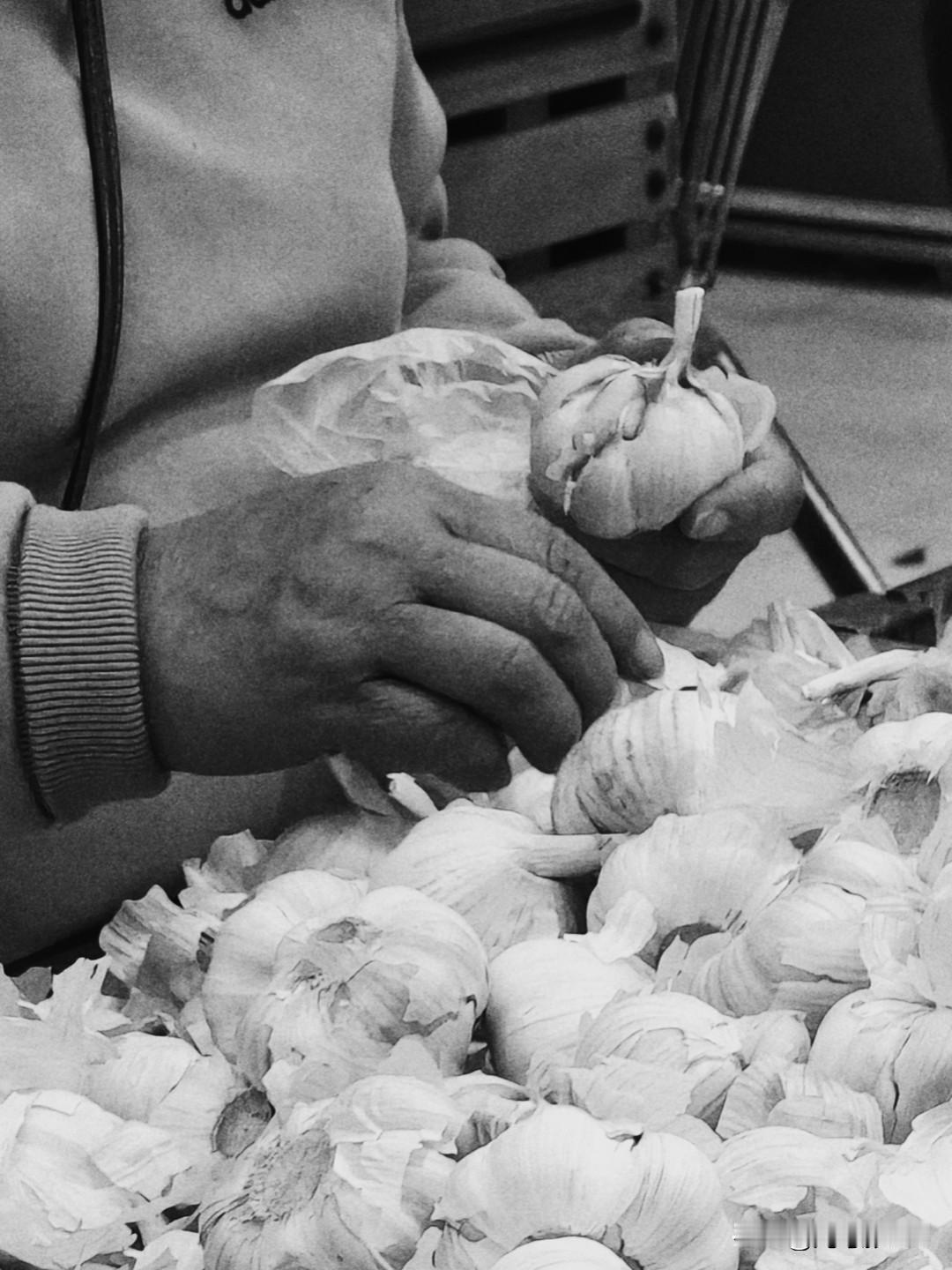 发手机拍摄的照片，手机vivoX90。
1选大蒜的大妈
2思考
两张照片均是原创