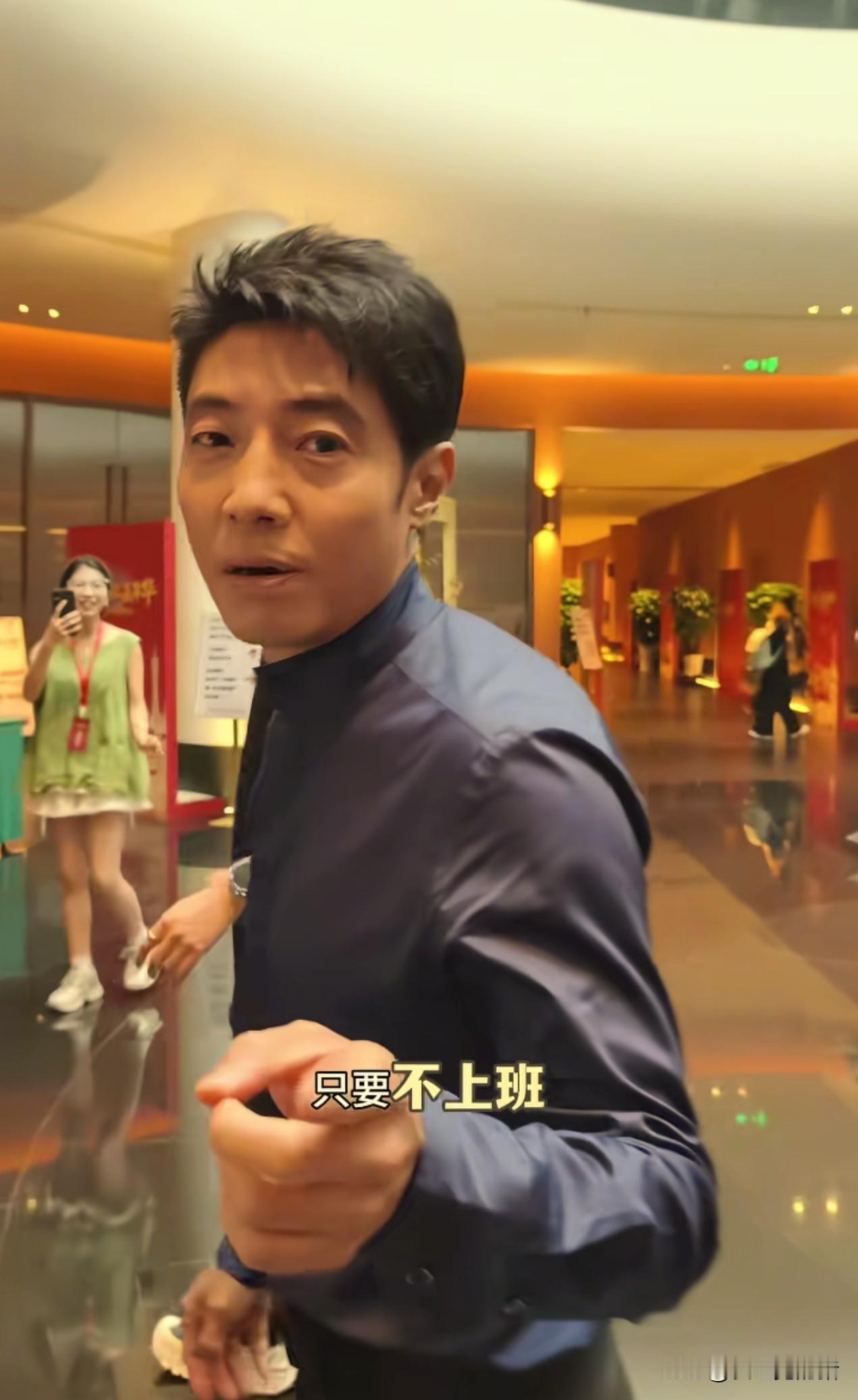 承认吧，多读书就是有用！
不信你看撒贝宁，
在丹霞山被突然提问，我原本以为他要卡