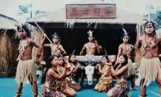 1950年，佤族头人拉勐被邀请到北京观礼，主席一见到他，就问：“听说你们佤族有人