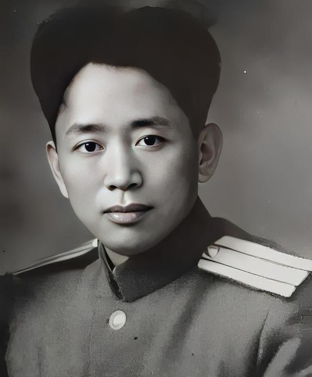 1935年，刘亚楼的警卫员不小心落入敌人手中，被敌人吊在树上打，一老汉看见后，黑