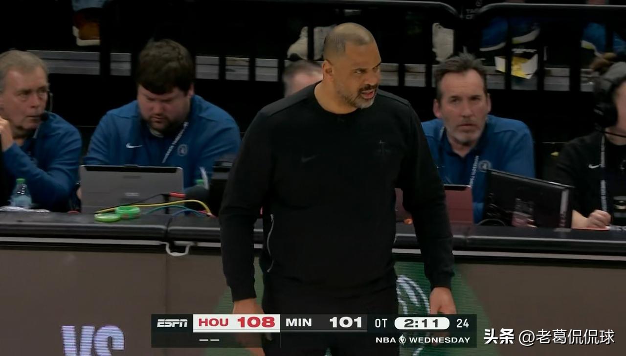 火箭主帅乌度卡忍不住怒吼申京！在今天火箭客场挑战森林狼的比赛中，当时比赛进行到了
