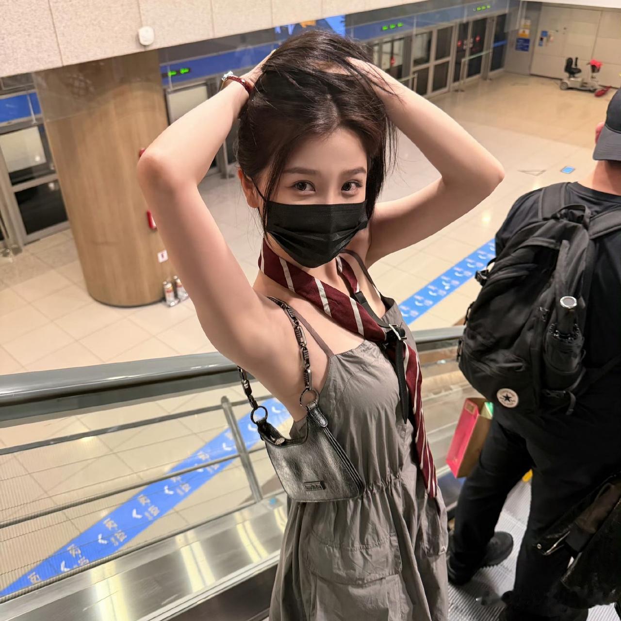 从甜美小兰花到冷艳赛博机械姬，虞书欣的“百变”从来不是标签堆砌，而是把不同风格都