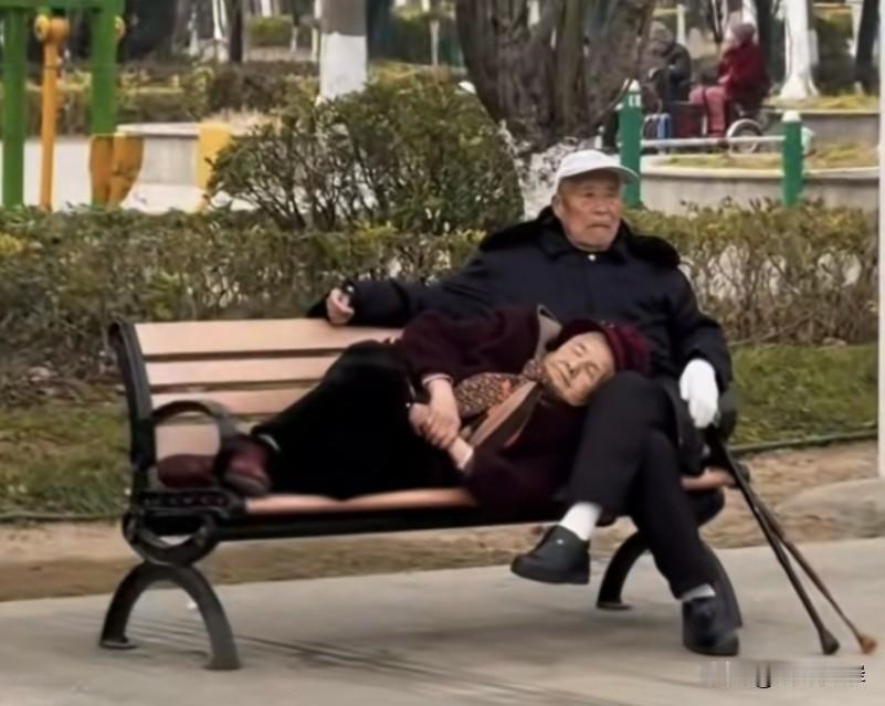 这两位大爷和大妈，一个86了。一个85岁。他们在公园里恩恩爱爱的样子，让人们羡慕