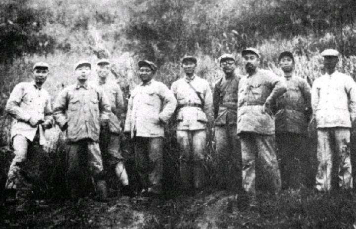 夜里十点多，山里头黑得伸手不见五指。队伍刚停下，他就觉得不对劲。57个伤员，数了