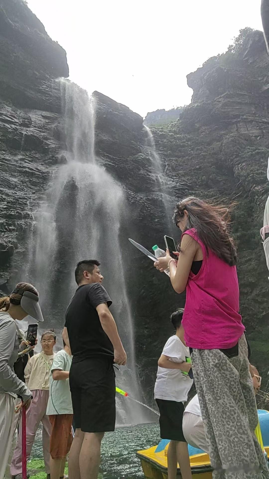 有钱不赚属于什么？昨天爬了山，我说我是本地人，也没有得到特权。庐山三叠泉，没错，