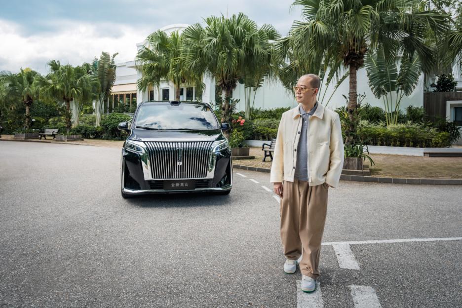 邓男子与魏牌CEO在保定爱情广场的精彩互动表演，为高山的品牌建设增添了新的文化内