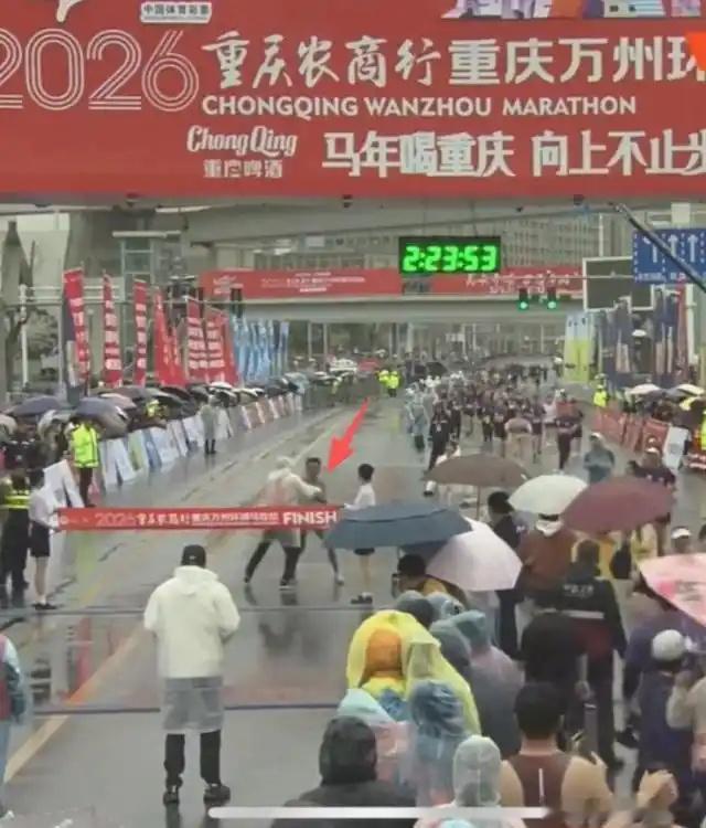 重庆马拉松裁判误拦冠军被禁赛1年咱就是说，重庆马拉松这裁判也太搞笑了吧🤣不懂专