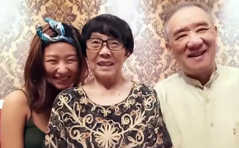 难得一见的老照片！刘欢女儿刘一丝和外公外婆的合影。
 
1991年出生的她，早年