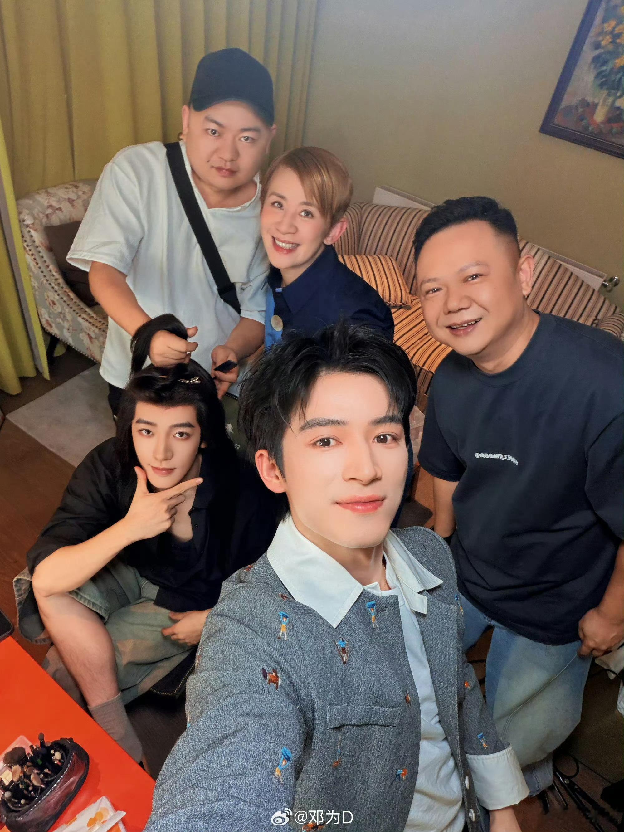 王星越吴君如探班邓为花少售后太暖啦！吴君如和王星越专程去浙江濮院探班拍戏的邓为，