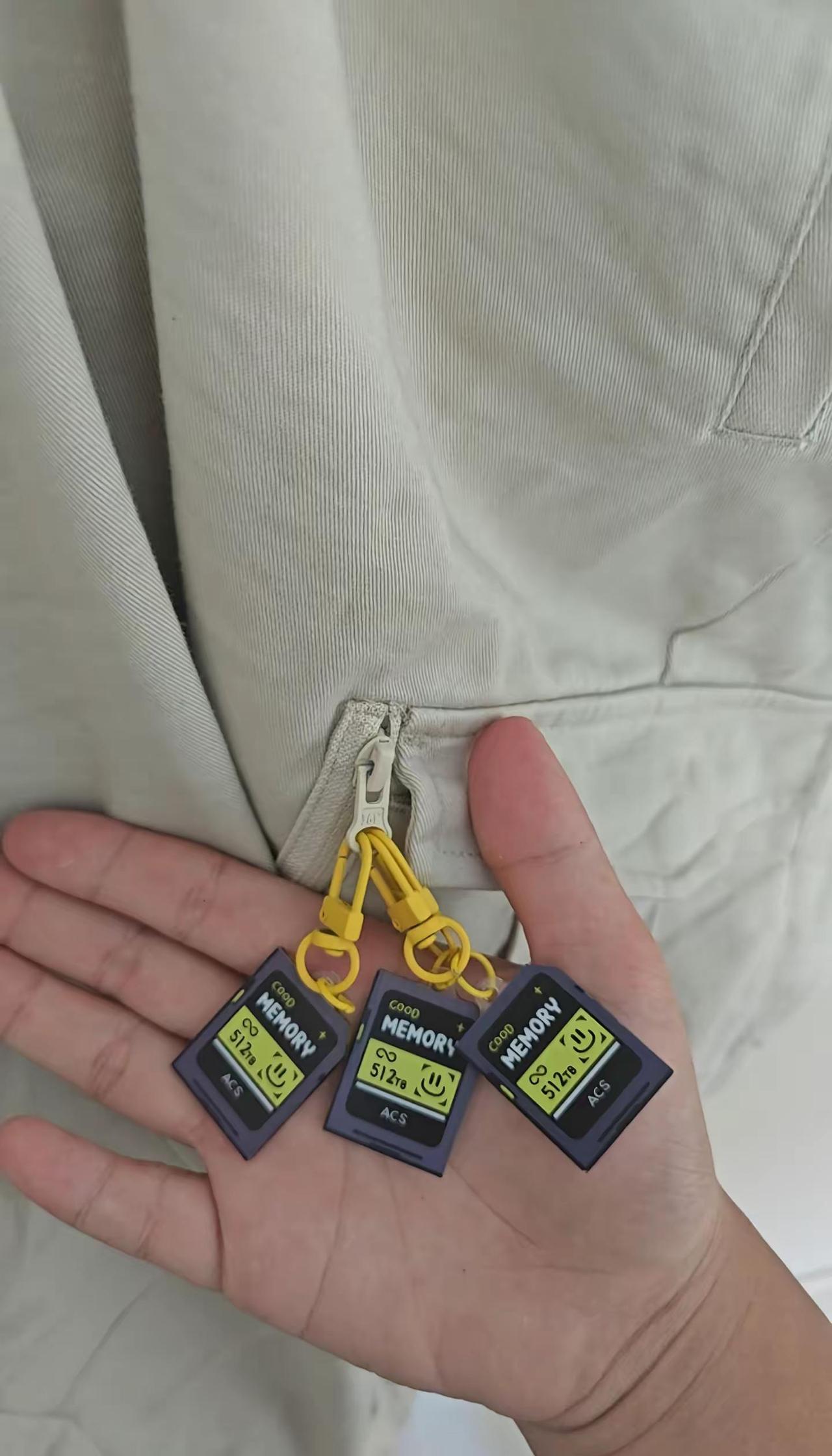 总有人问我裤子上为什么挂着三个内存卡，我说我希望这1536TB的容量，能记录下你
