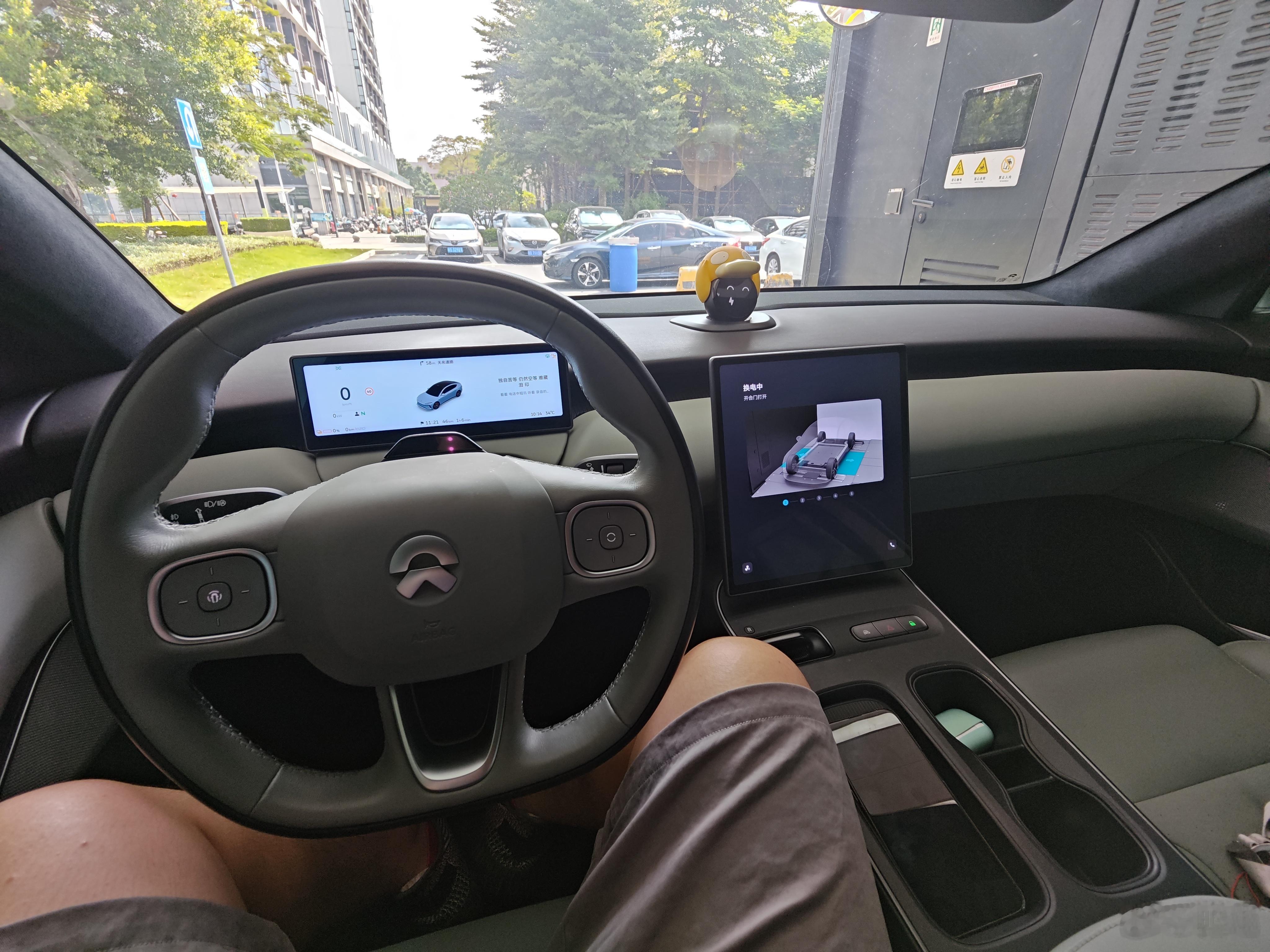 好久没有自己开蔚来过来换过电了，今天还是亲自来体验一下3分钟补能的感觉。[点赞]