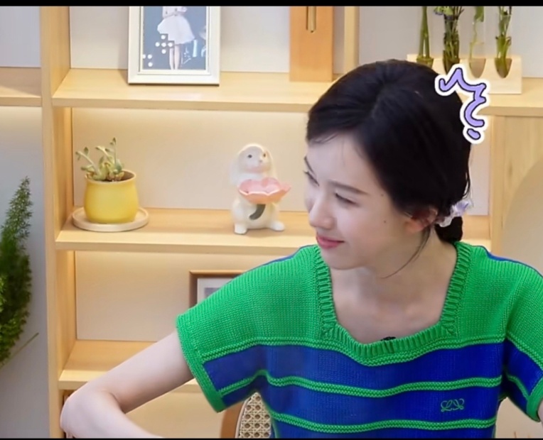 人有时候甚至不能共情曾经的自己。陈都灵被节目组“贴脸开大”，当场播放了她早年的“