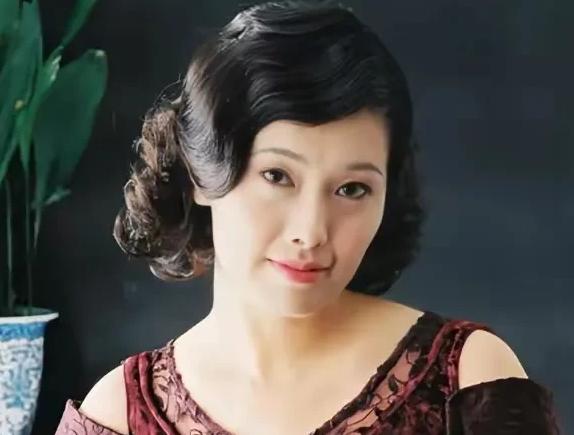 一天夜里，贾妮愤怒的对申军谊吼道：