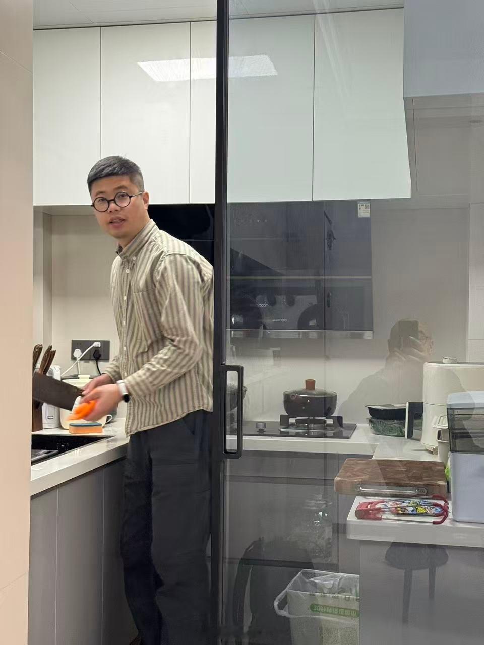 下厨的男人真帅。 