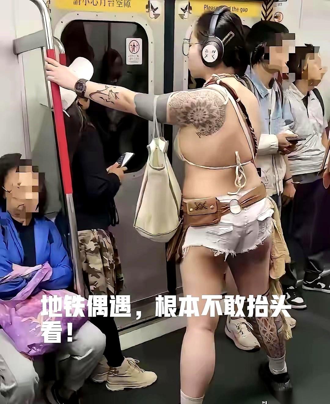 地铁车厢门“哗啦”一声打开，原本各自低头刷手机的人群，在那一瞬间，视线齐刷刷地往