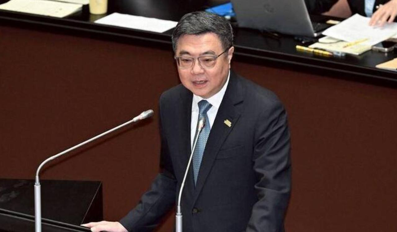特朗普访问中国大陆的后劲在岛内还在持续，对于特朗普表示要暂时搁置对台140亿美元
