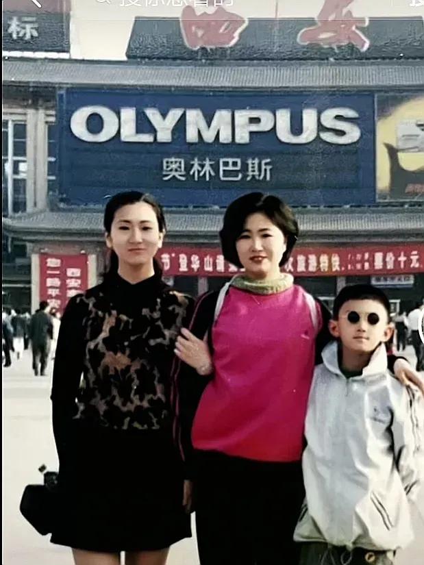 1998年的西安火车站，一个小男孩和他的漂亮妈妈、美女小姨的合影。
妈妈身材丰腴