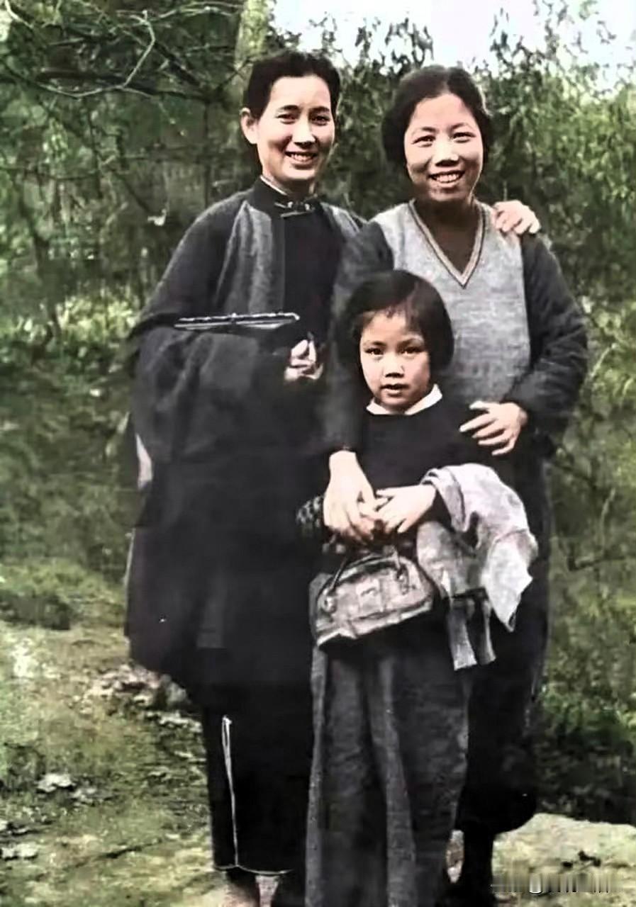 1941年重庆红岩村邓颖超与叶挺将军的夫人李秀文、女儿叶扬眉的合影。

当时叶挺