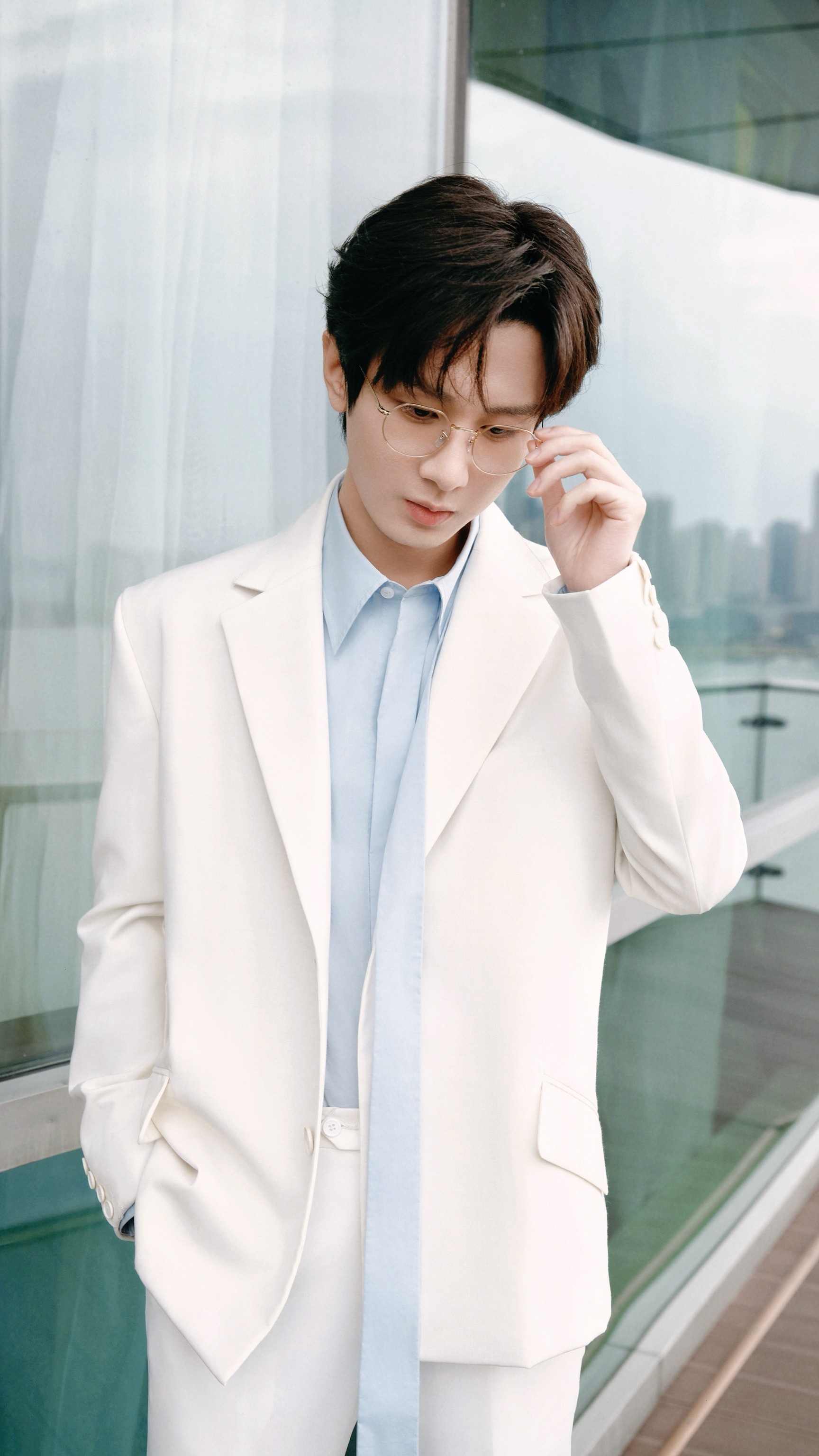 啊啊啊，今天的哥哥好帅！白色西装+蓝色衬衫+黑色银边口罩，帅爆了！珂润还是太会了