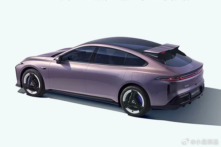 我刚注意到，奕派007闪现版这车有点儿搞笑在一个溜背轿车的后窗上加上个大尾翼，这