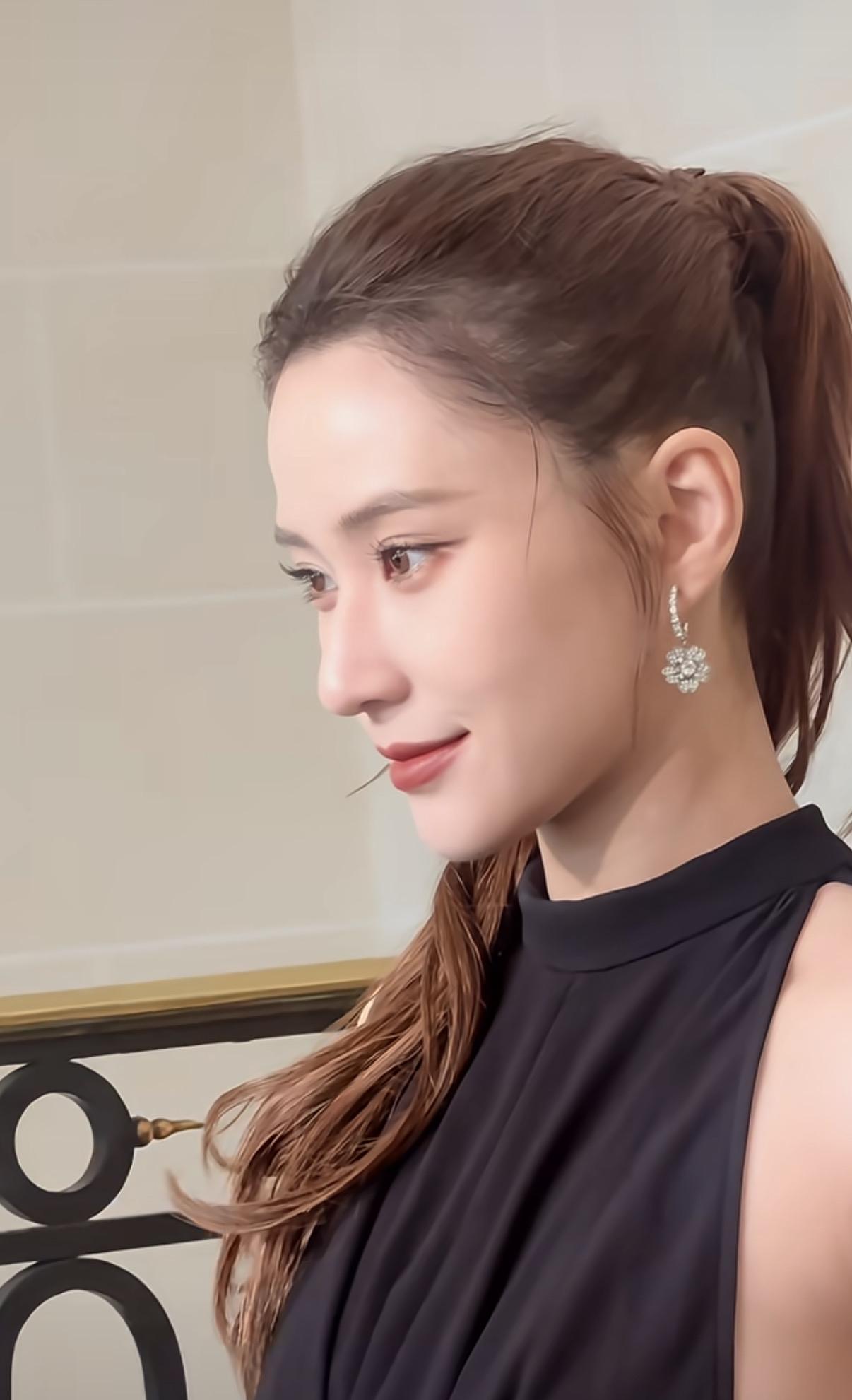 才发现何超莲的颜值真的很高啊！真的是赌王最漂亮的女儿！RV活动一袭黑色露腰连衣裙