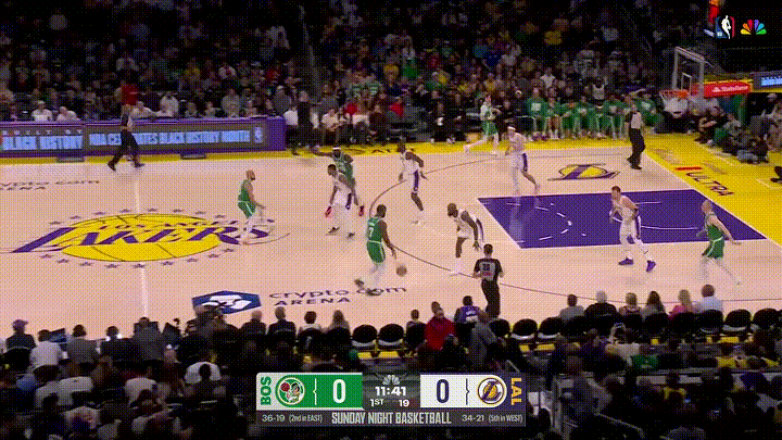 湖人巨星詹姆斯真是太嚣张了！在今天湖人主场迎战凯尔特人的焦点战中，当时比赛进行到