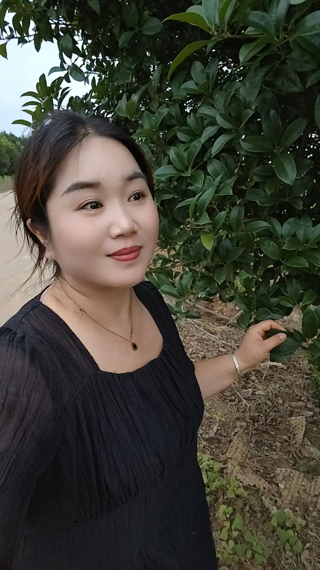 漂亮话不生根，实在事最养人，只要你的心是善良的。对错都是别人的事🤣