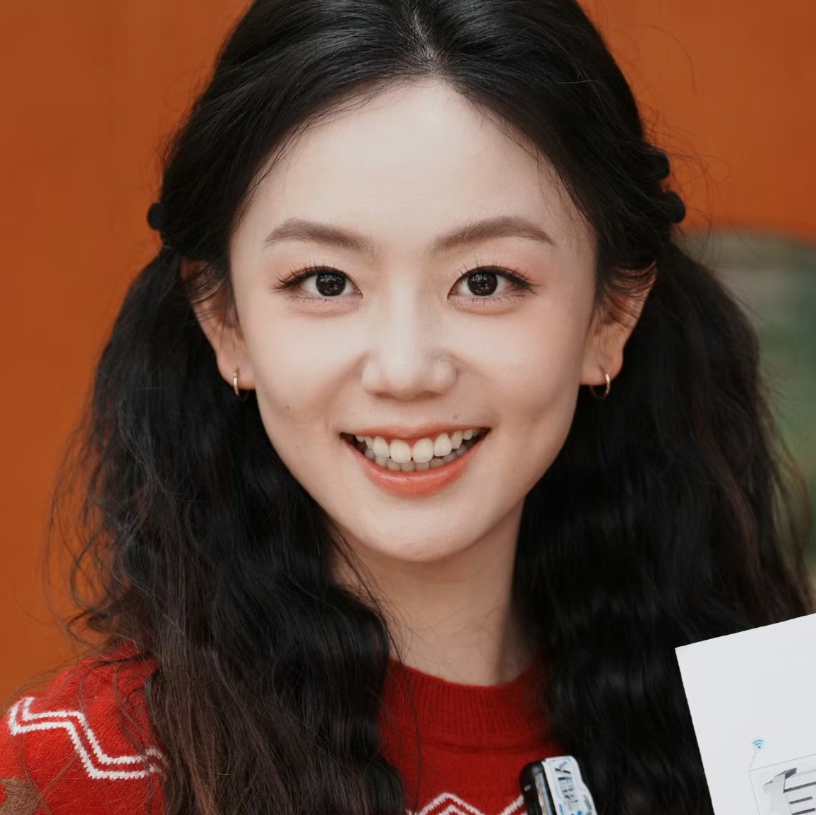 许嵩冯禧官宣结婚 许嵩的老婆冯禧看的出是很拼的那种女生，她的思维是明确的追求高回