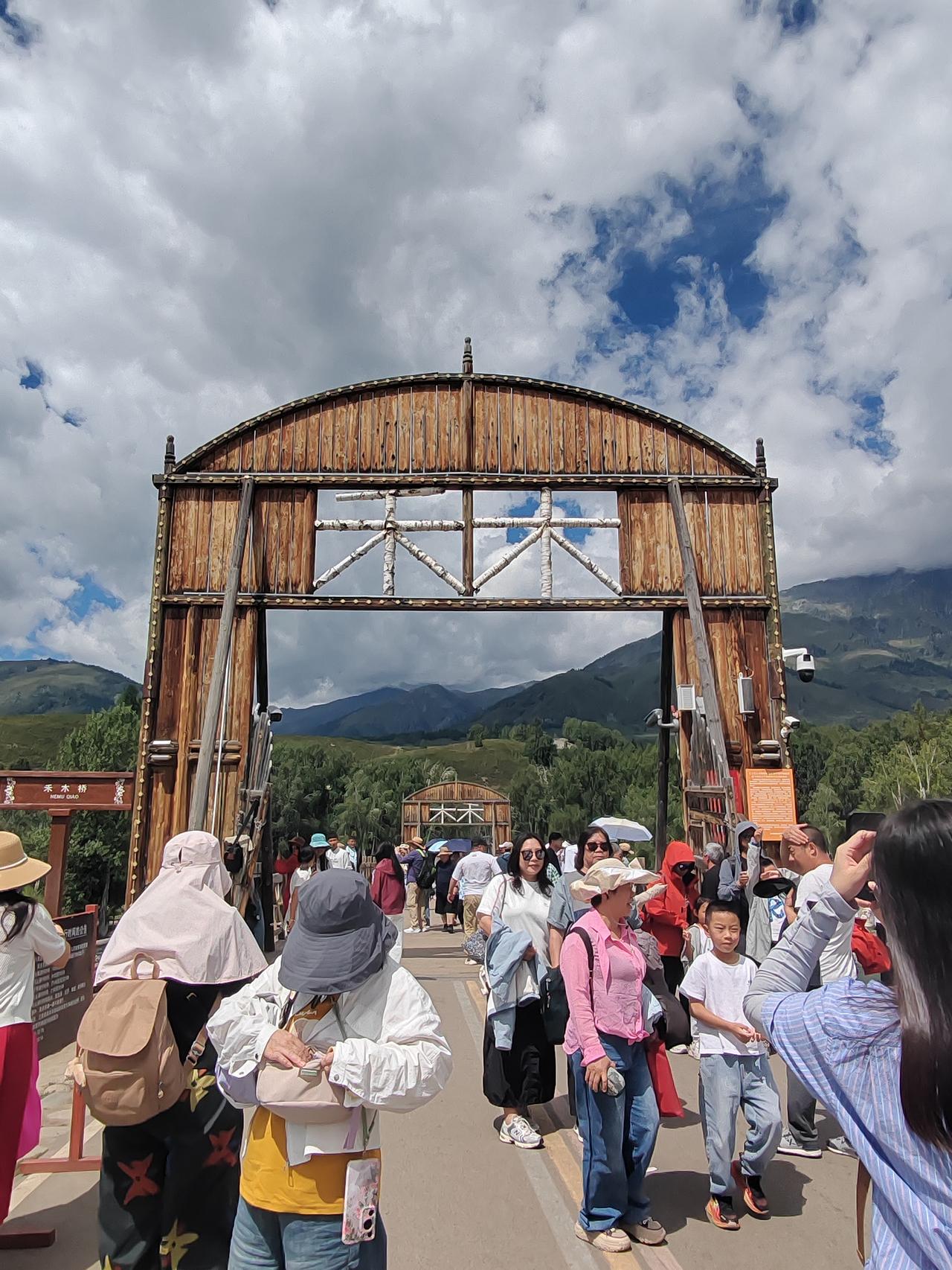 新疆旅游，禾木村和喀纳斯选哪个还挺纠结的。
禾木村就是个童话世界，小木屋错落有致