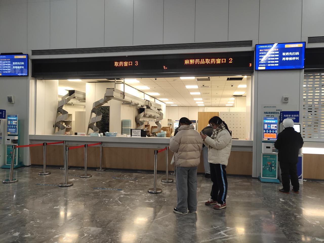 最近看东西有点模糊，风一吹眼泪止不住，晚上睡觉还耳鸣，赶紧去医院看看。

下午三