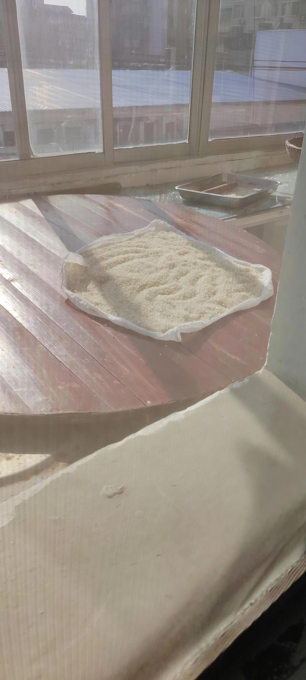 闲着没事，在家做阴米。
首先，选3元一斤的长糯米2斤，泡了一个晚上，沥了大概半小