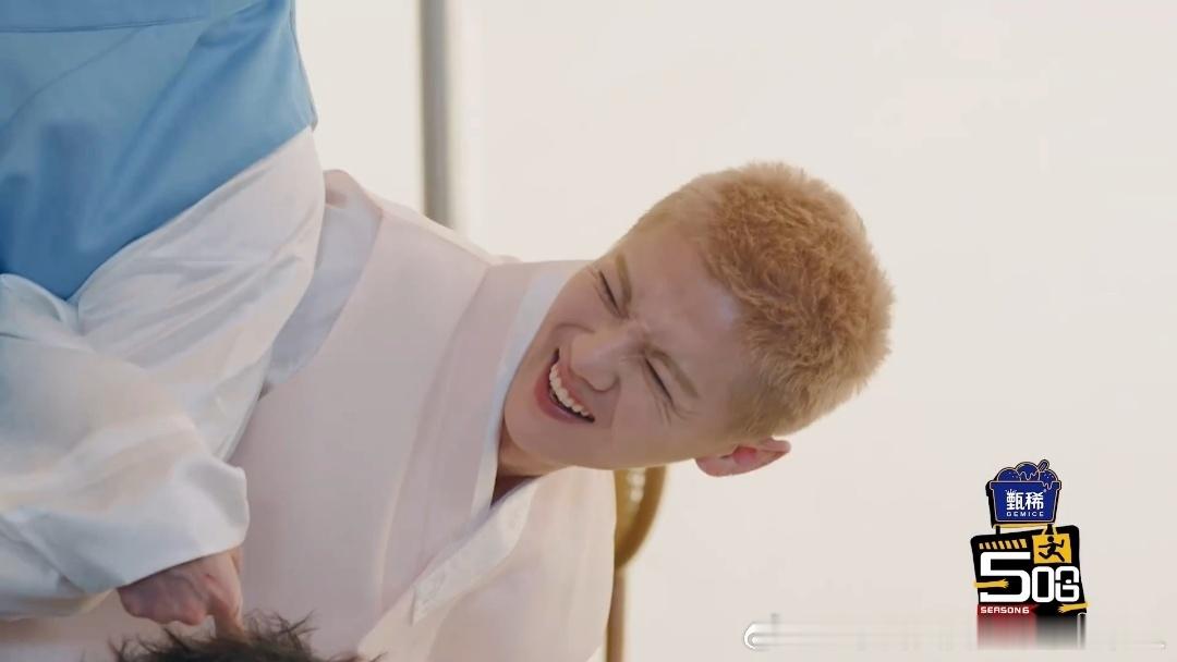 五哈真要消灭嘉宾了鹿晗痛到失去表情管理哈哈哈哈哈 以为量腿长很简单，结果预告里每