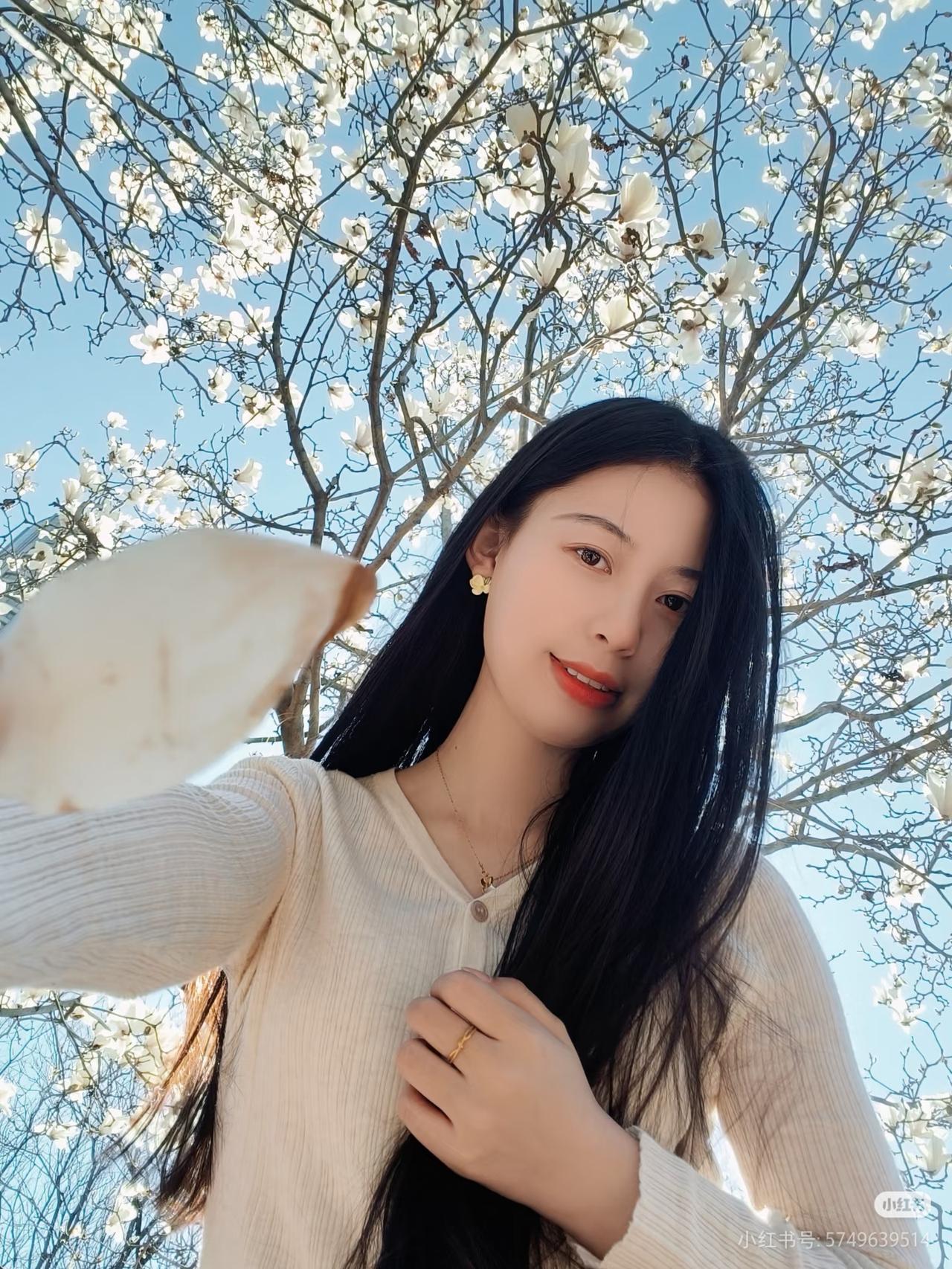 春日花海中的温柔少女，微笑如花绽放