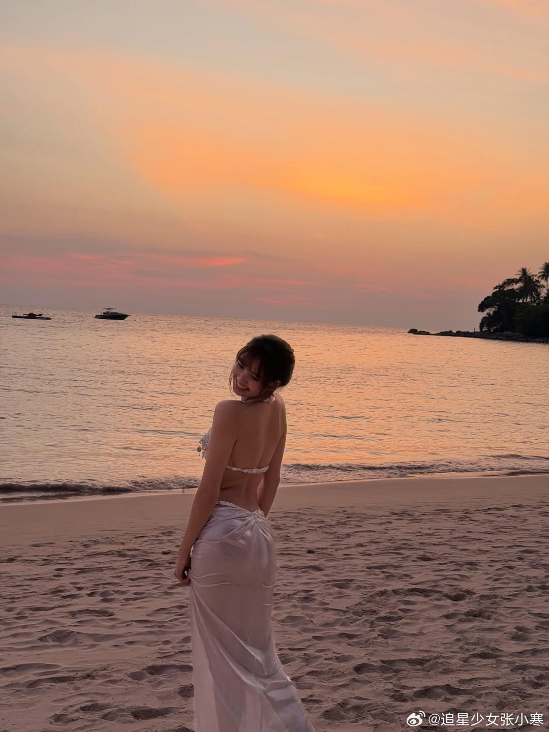 Lisa晒29岁海岛庆生照Lisa社交平台晒29岁海岛庆生照，好欢乐的氛围啊。L