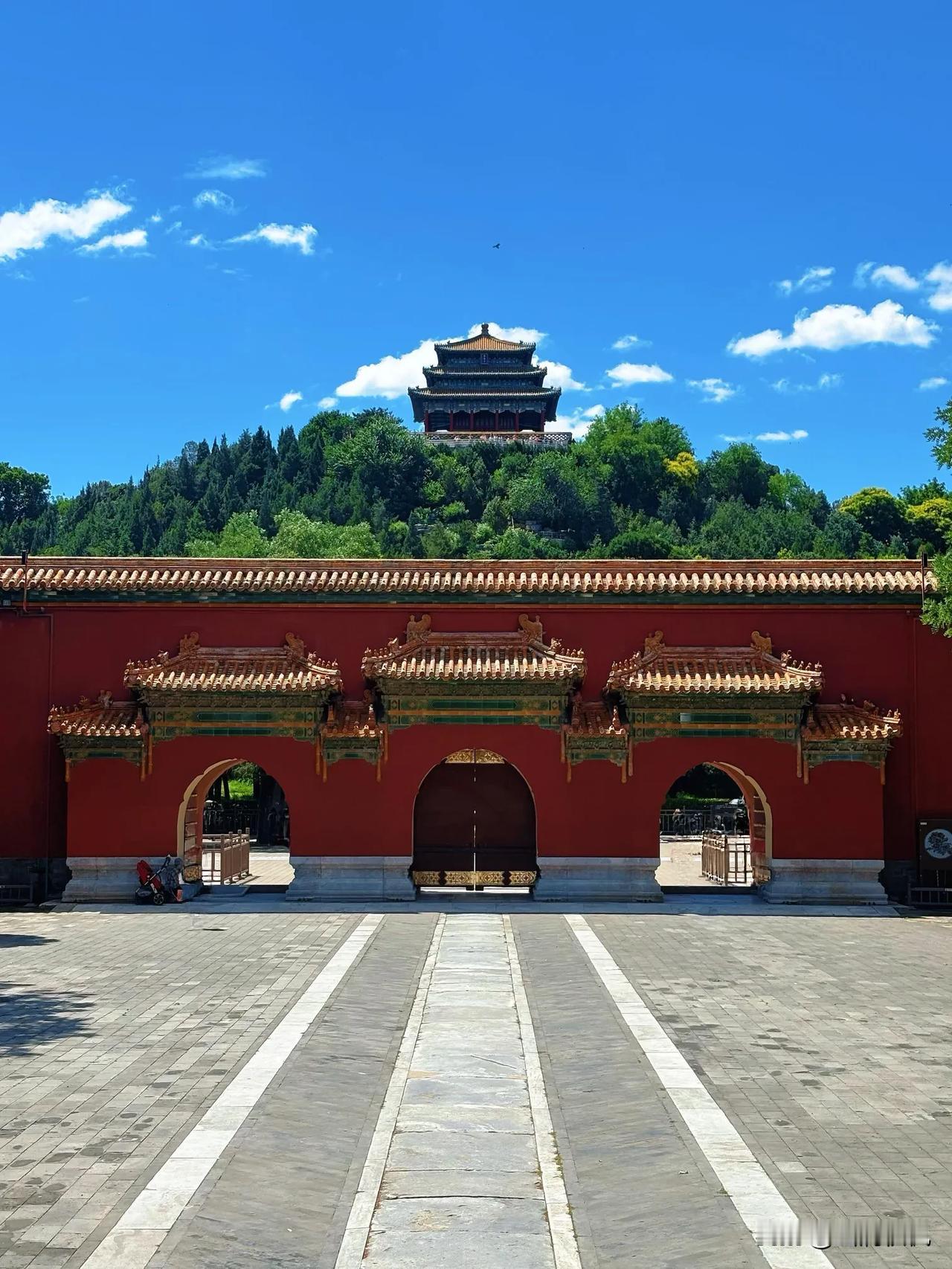 秋上景山：从皇城之巅到小故宫的终局

九月初听师友建议，我选了个晴好午后登景山，