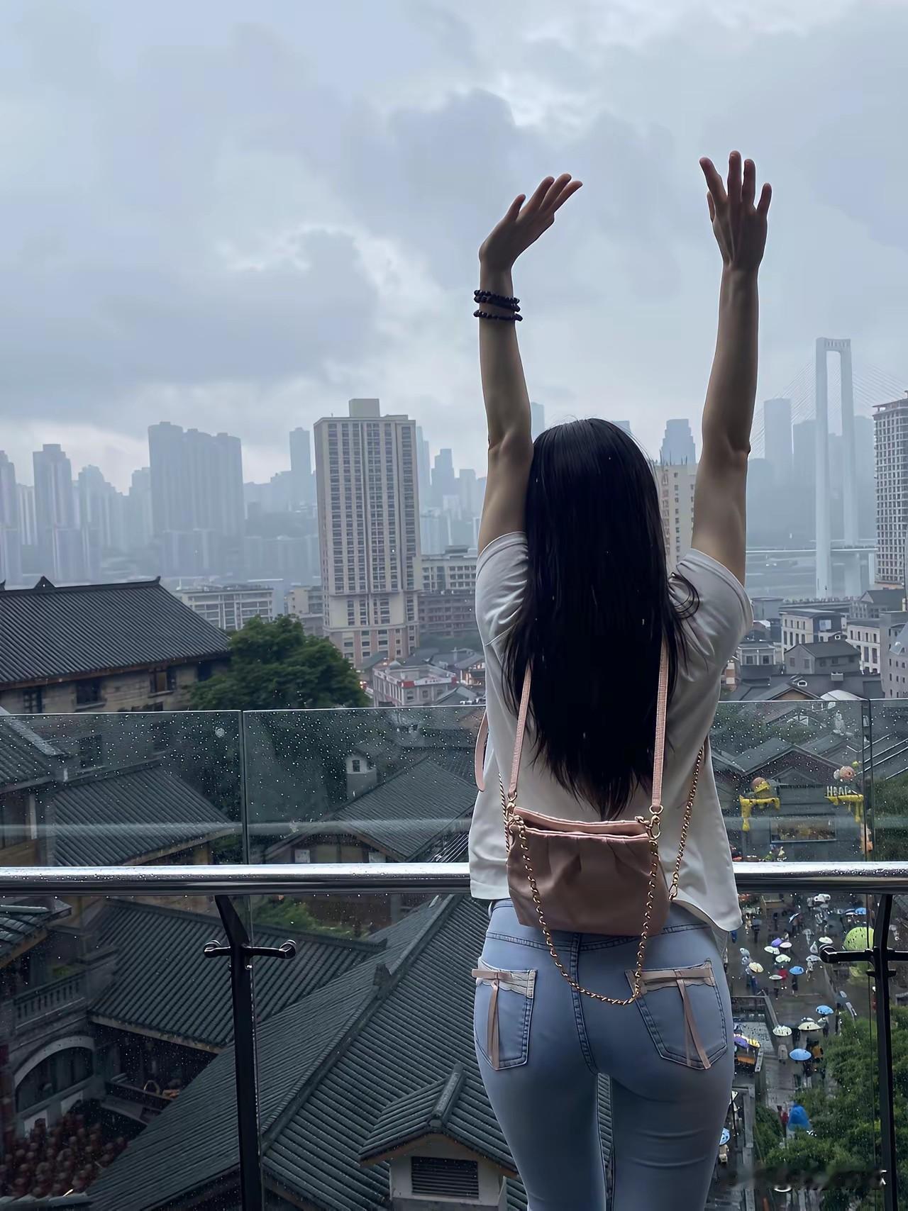 雨中仰望，楼阁隐约现。紧身牛仔 远观楼台近观花