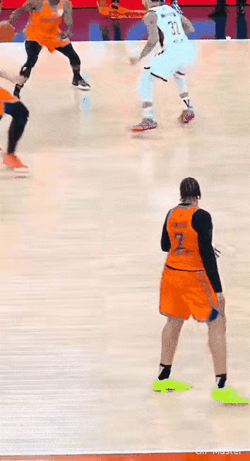 厉害！王哲林≈詹姆斯？
王哲林接到弗格的横传，接着强打内线，可是浙江防守太强硬了