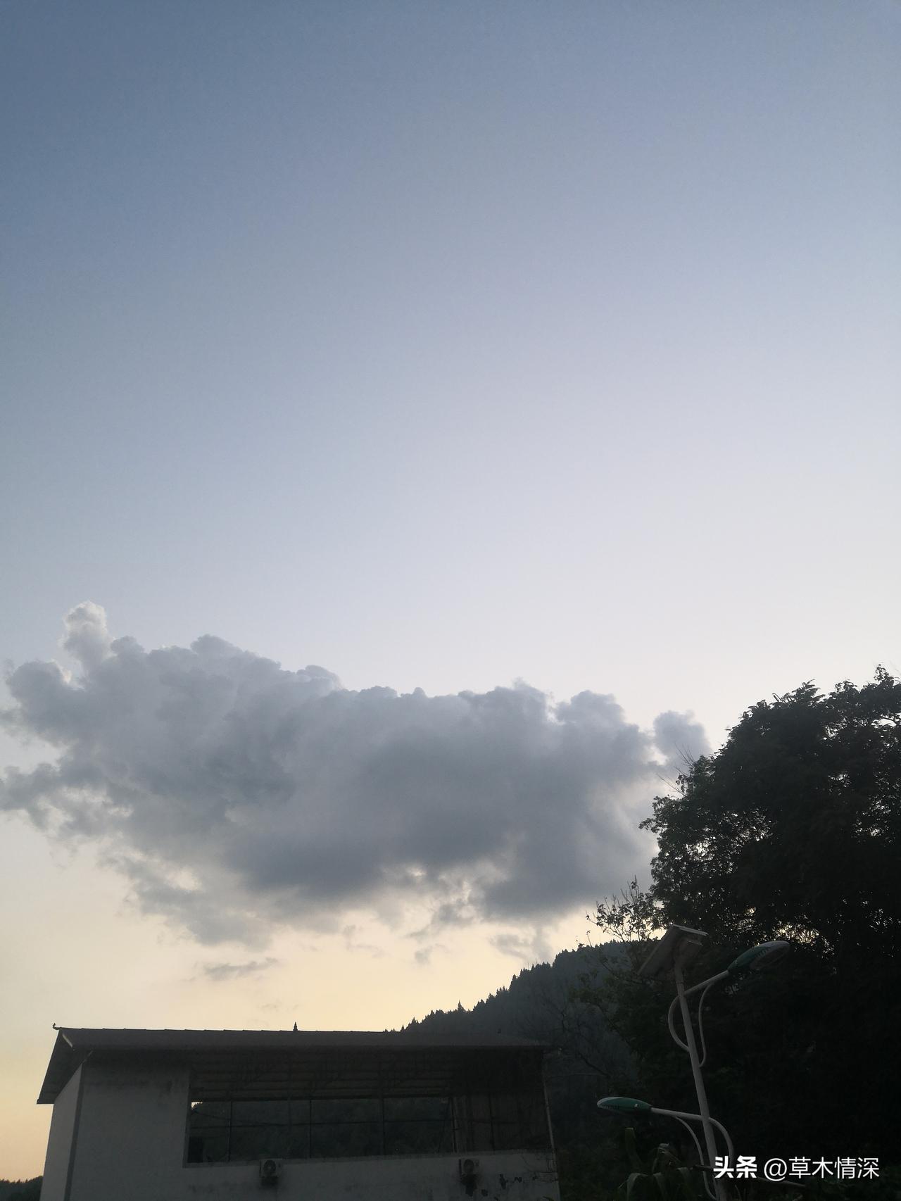 2026年8月10日晚饭过后，天空任然显露出他们多彩的云朵，中江的农村非常宁静，