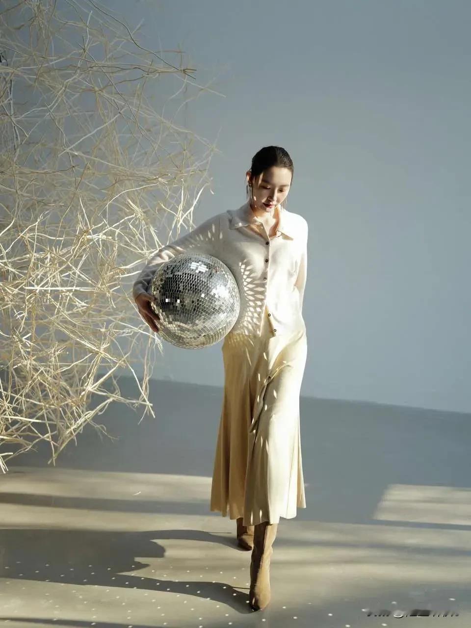 陋室听秋/文
 
初冬，宛如岁月长河中一首低吟的情诗，悄然触动心底最柔软的弦。在