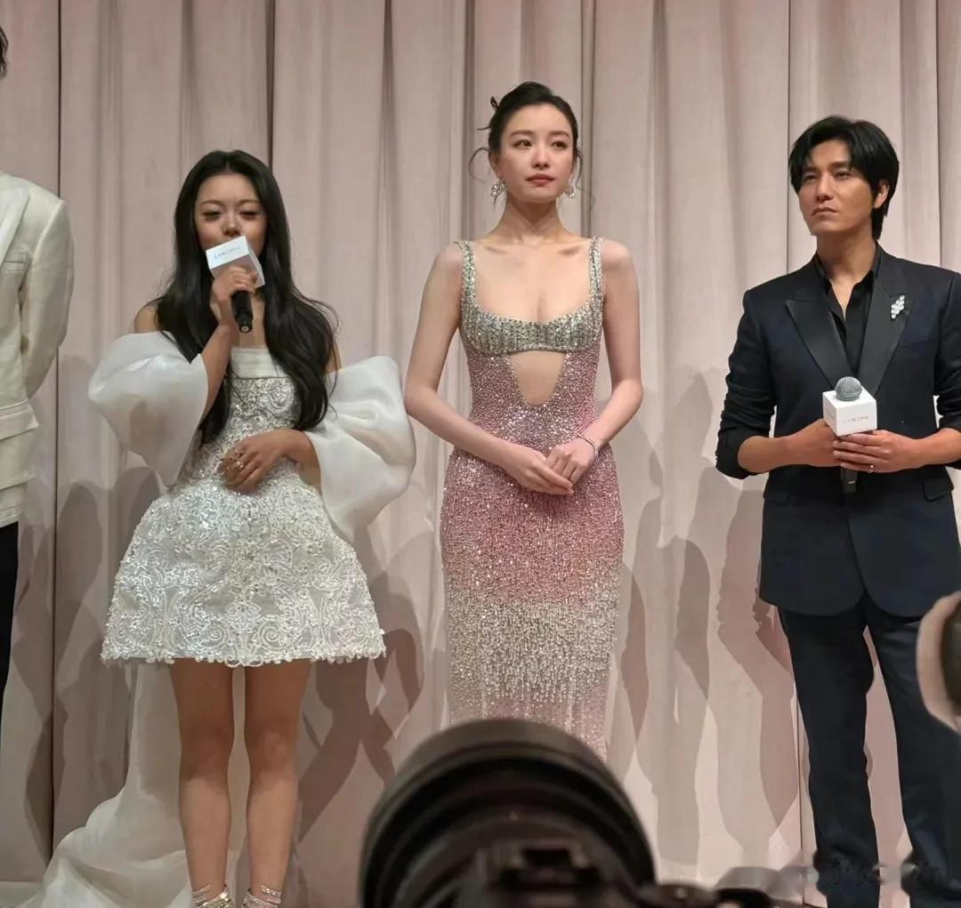 其实我不懂，为什么明星一年四季都要穿夏装，就没有暖和一点的衣服吗？感觉倪妮都快要